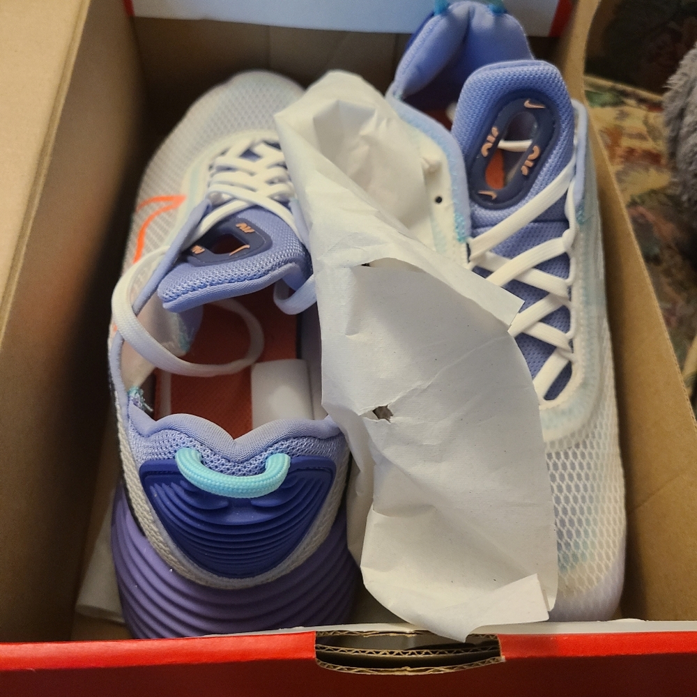 Size 7 women's Nike, 270 react, white and purple sneakers.